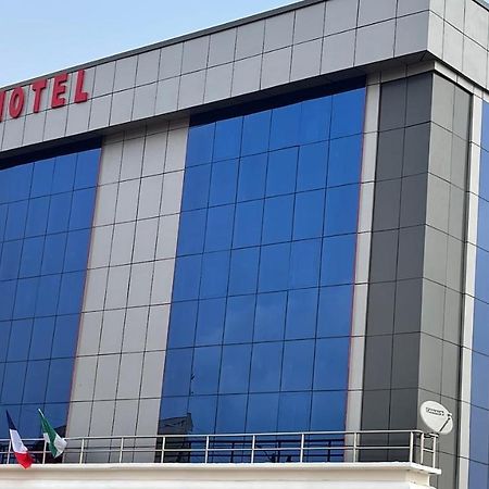 Yaoundé La Rochelle Hotel מראה חיצוני תמונה
