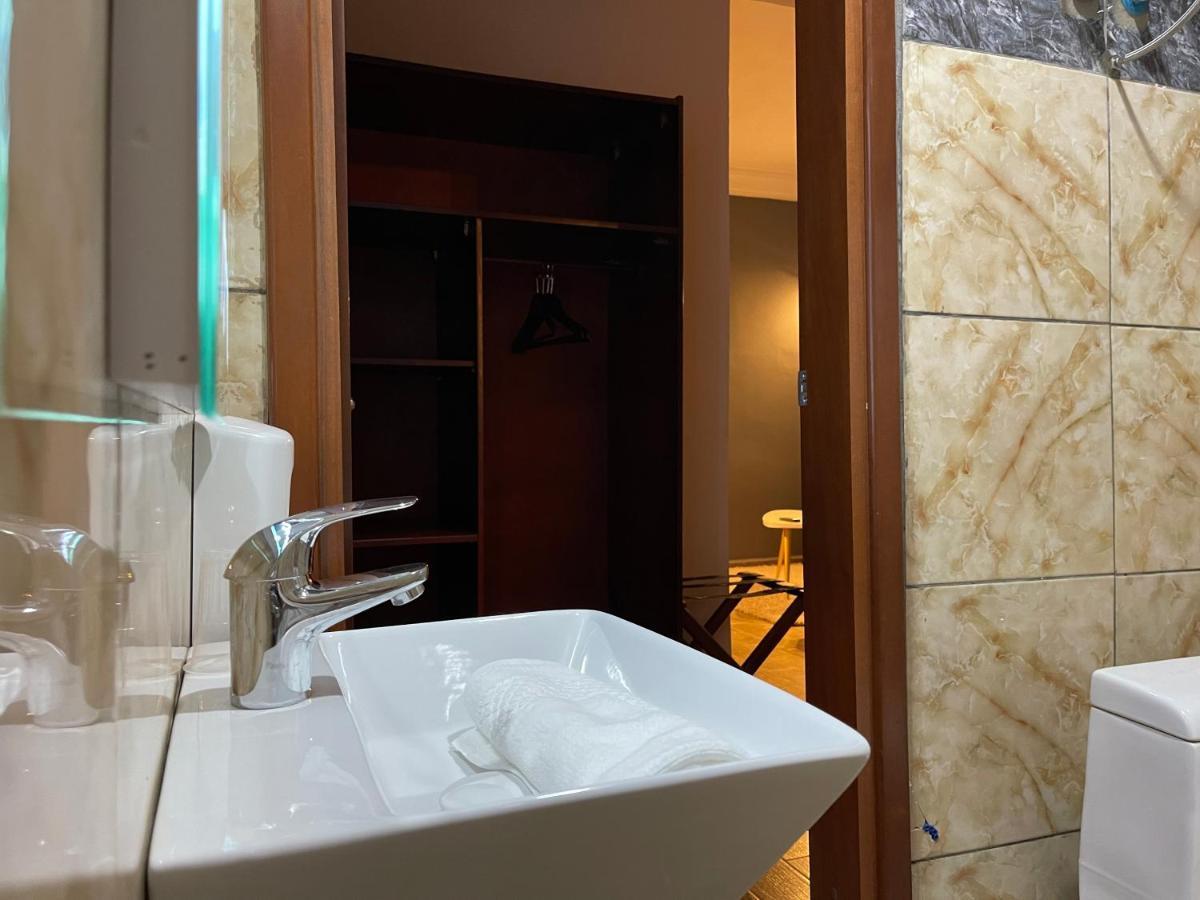 Yaoundé La Rochelle Hotel מראה חיצוני תמונה