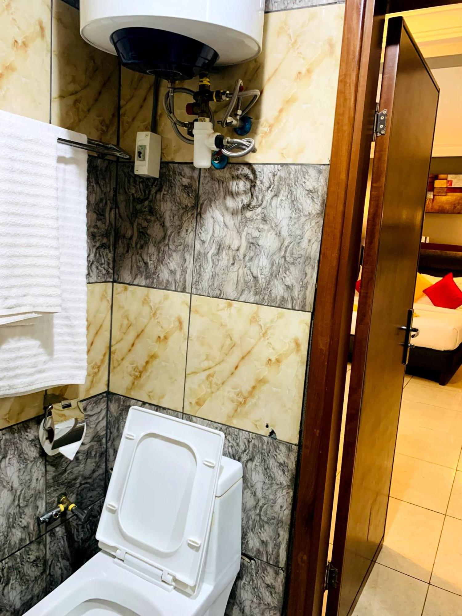 Yaoundé La Rochelle Hotel מראה חיצוני תמונה